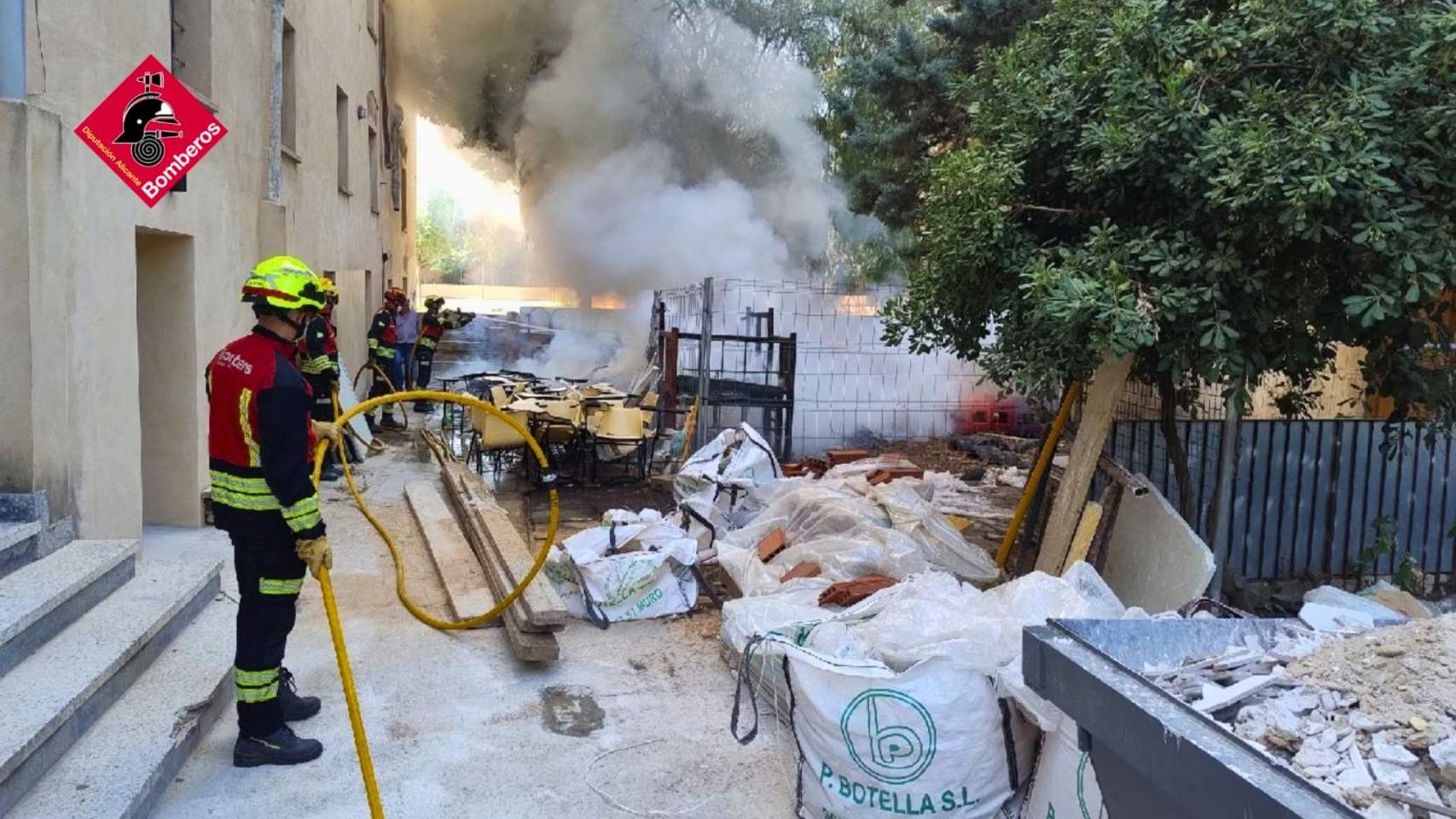 Un incendi crema pupitres a l'exterior del col·legi ‘el Convent’ de Cocentaina