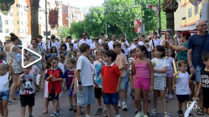 Els xiquets i xiquetes també celebren la Festa a Cocentaina amb la Volteta Infantil