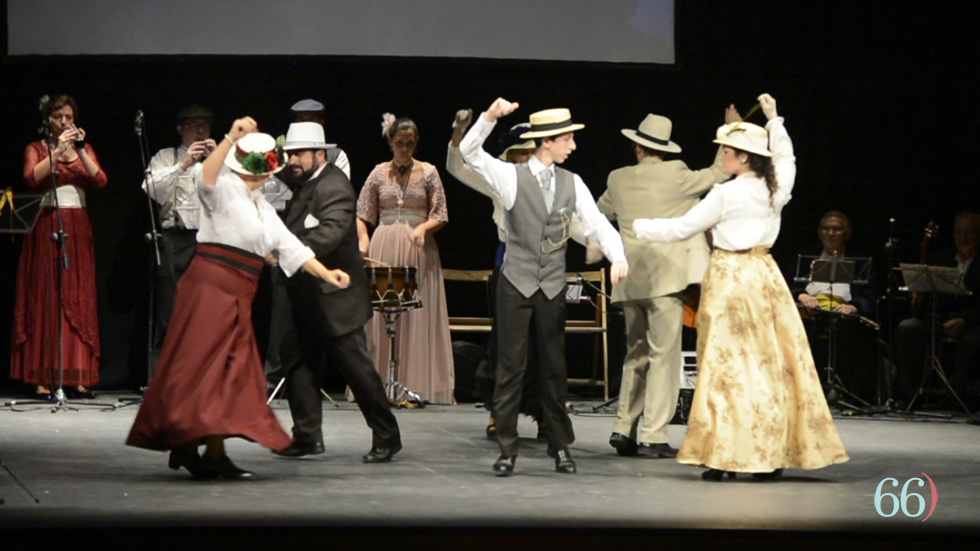 Actuació del Grup de Danses Sant Jordi en el Principal