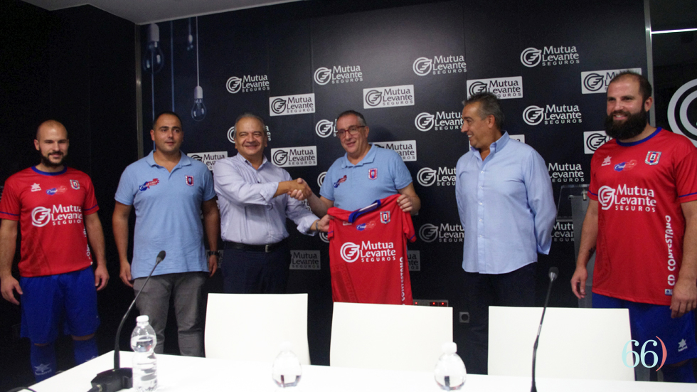 El president del Contestano ha fet entrega d'una camiseta a Jordi Tomás