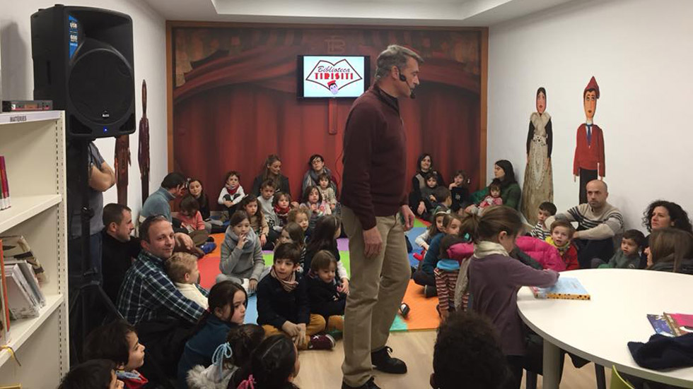 Activitat infantil en la biblioteca Tirisiti