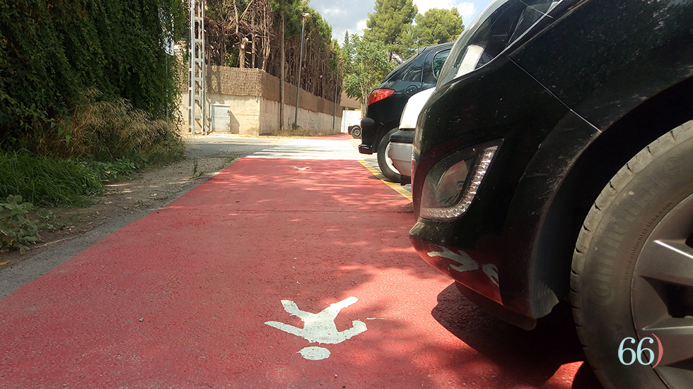 Los coches invaden la zona peatonal