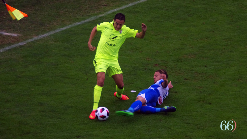 Hermosa pugna el balón con Soler