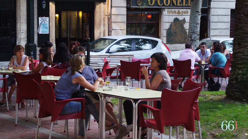 Una de las terazas en la plaza del Parterre