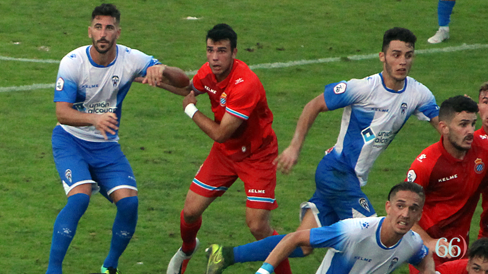 Disputa en un córner en el Alcoyano - Espanyol B