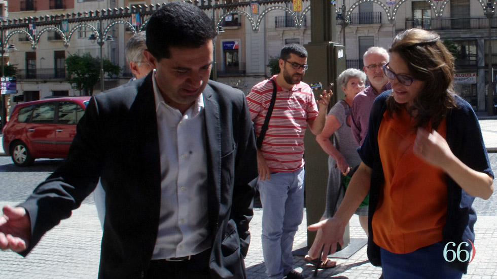 Antonio Francés y Mónica Oltra en la entrada del Ayuntamiento