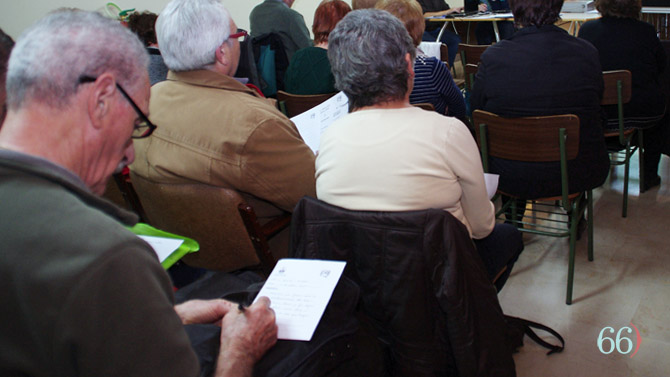 Ciudadano en una reunión de presupuestos participativos