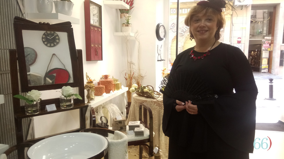 Sole Casas junt al llavador i a la banqueta de l'aparador