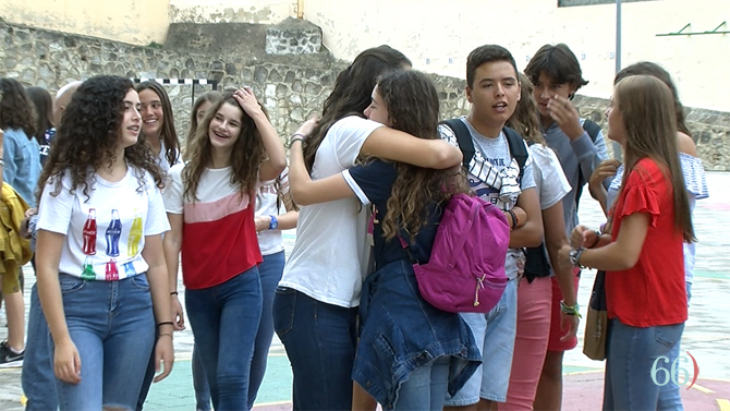 Retrobament entre amigues en el primer dia de col·le