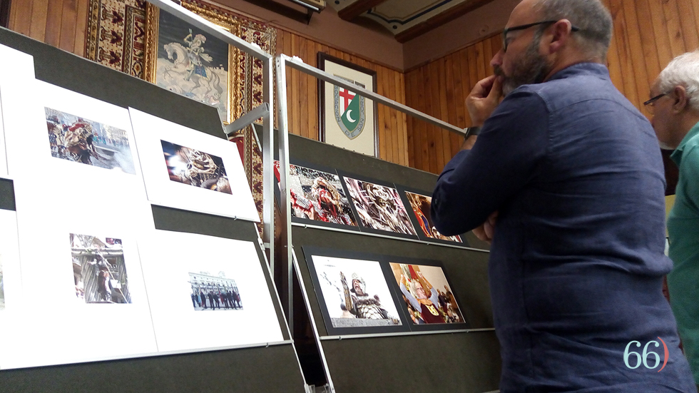 Jurat mirant les obres presentades