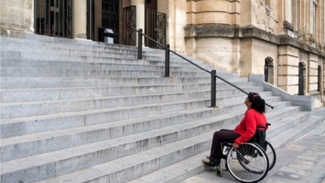 Miembro de Avanzar ante las escaleras del edificio Viaducto