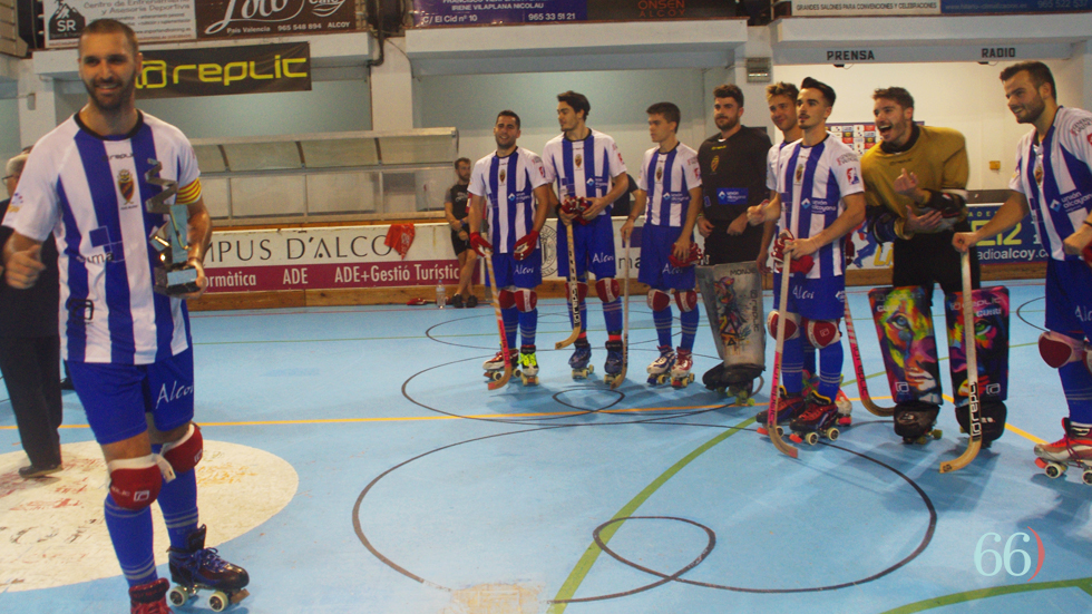 Pere Cañellas con el trofeo junto a sus compañeros