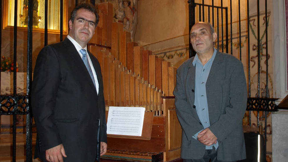 Paco Amaya, a l'esquerra, en un concert anterior a Agres