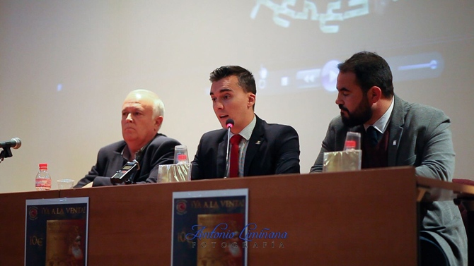 Juan José Olcina, president de l'ASJ; Santi Carbonell, alferes de la Magenta; i Vicente Jorge Carcelén, primer tro de la filà / AL