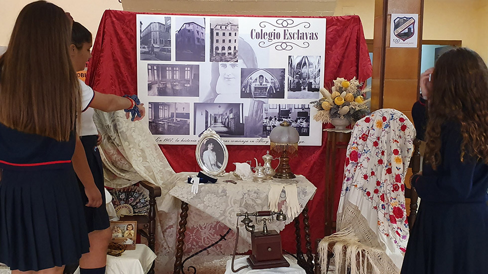 Alumnes en la mostra modernista del col·legi Esclaves