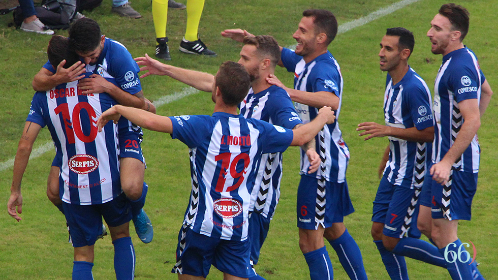 Los jugadores celebrando el tanto de Óscar Díaz