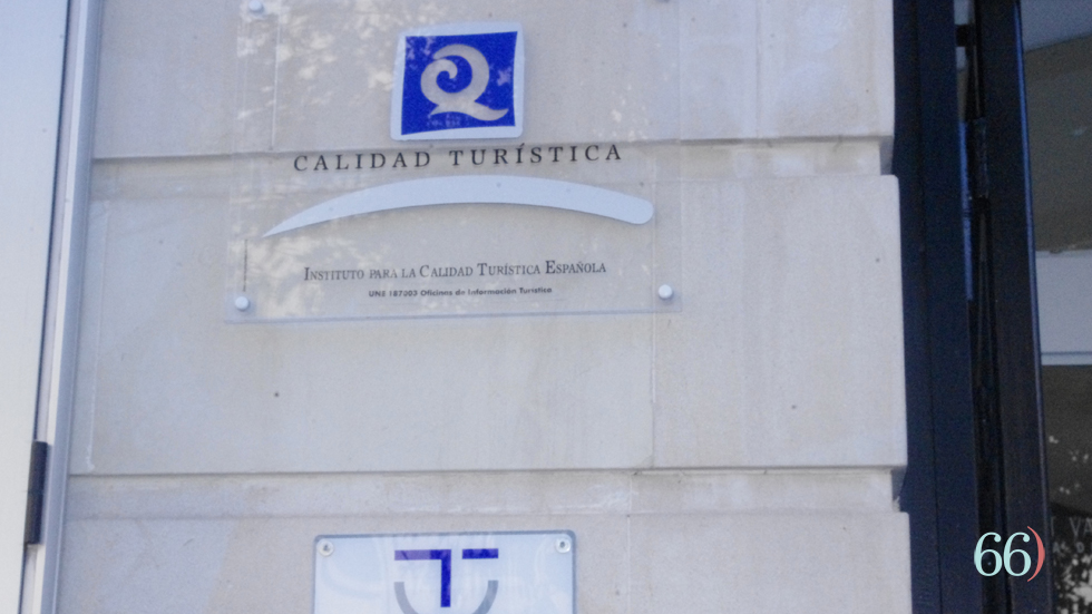 Placa Calidad Turística Tourist Info Alcoy // Foto: Archivo Pagina66)