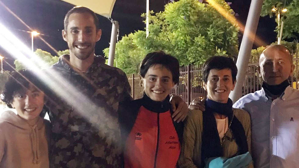 Alejandra Giner en el centro con su familia y entrenador