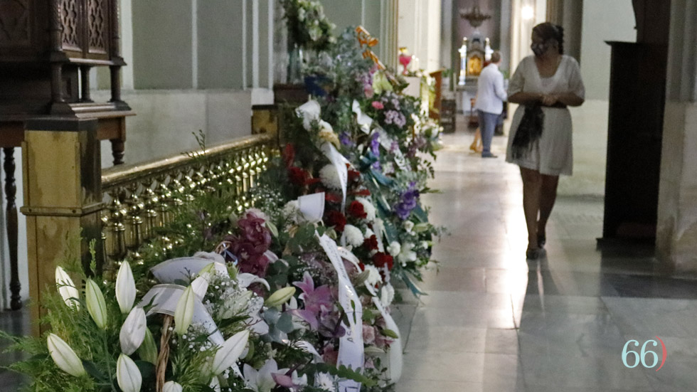 Ofrena flors a la Mare de Déu 2021 // Foto: SBG