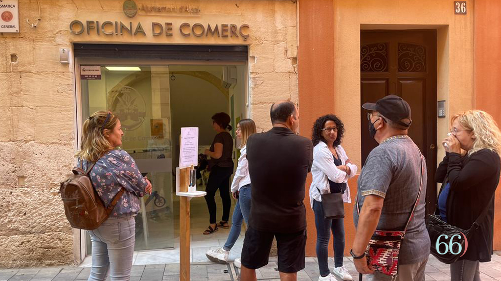 Gente esperando para adquirir los bono de consumo presenciales // Foto: SBG