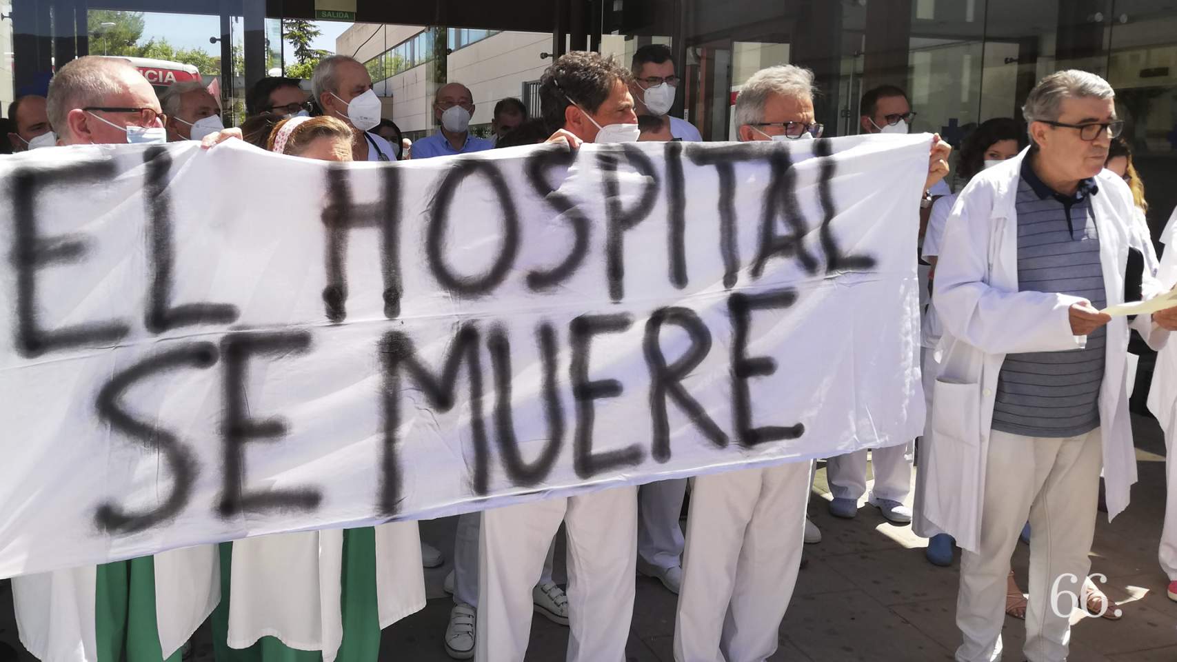 Alfredo Rizo, junto a la pancarta de la plataforma de médicos en 2021