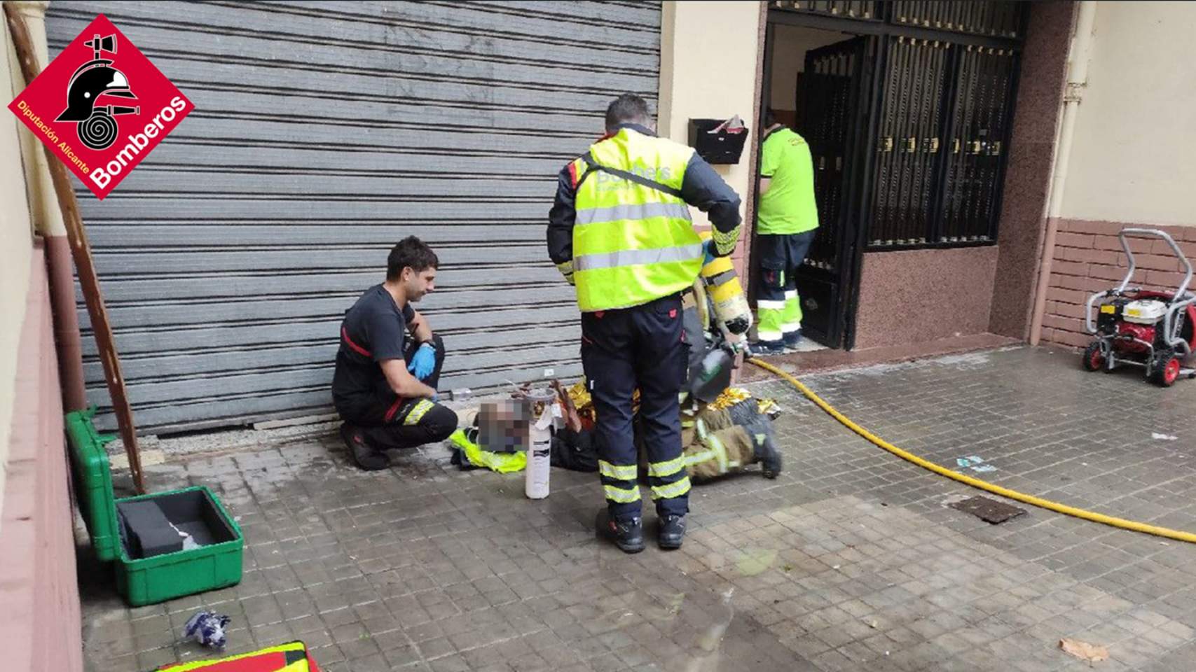 Bomberos atendiendo a la persona rescatada / Foto: Consorcio Provincial Bomberos