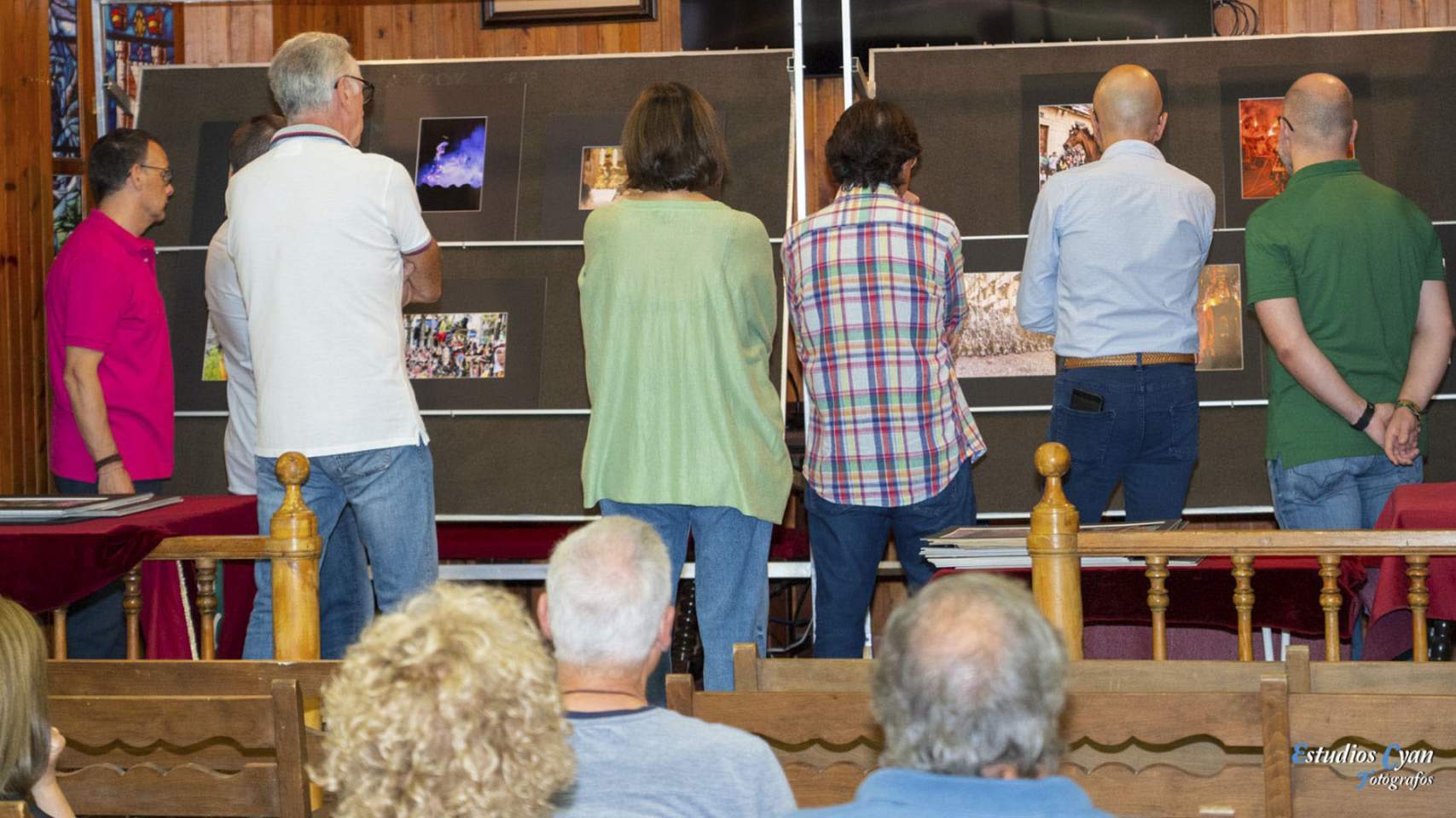 Jurat mirant les fotos / Foto: Estudios Cyan