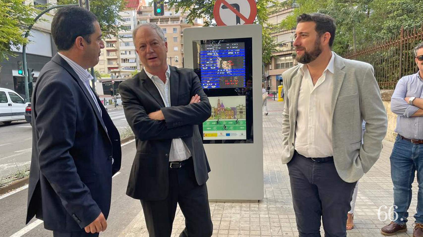 Franc&eacute;s, S&aacute;nchez y Cerradelo junto al contador de ciclistas en la Alameda Camilo Sesto