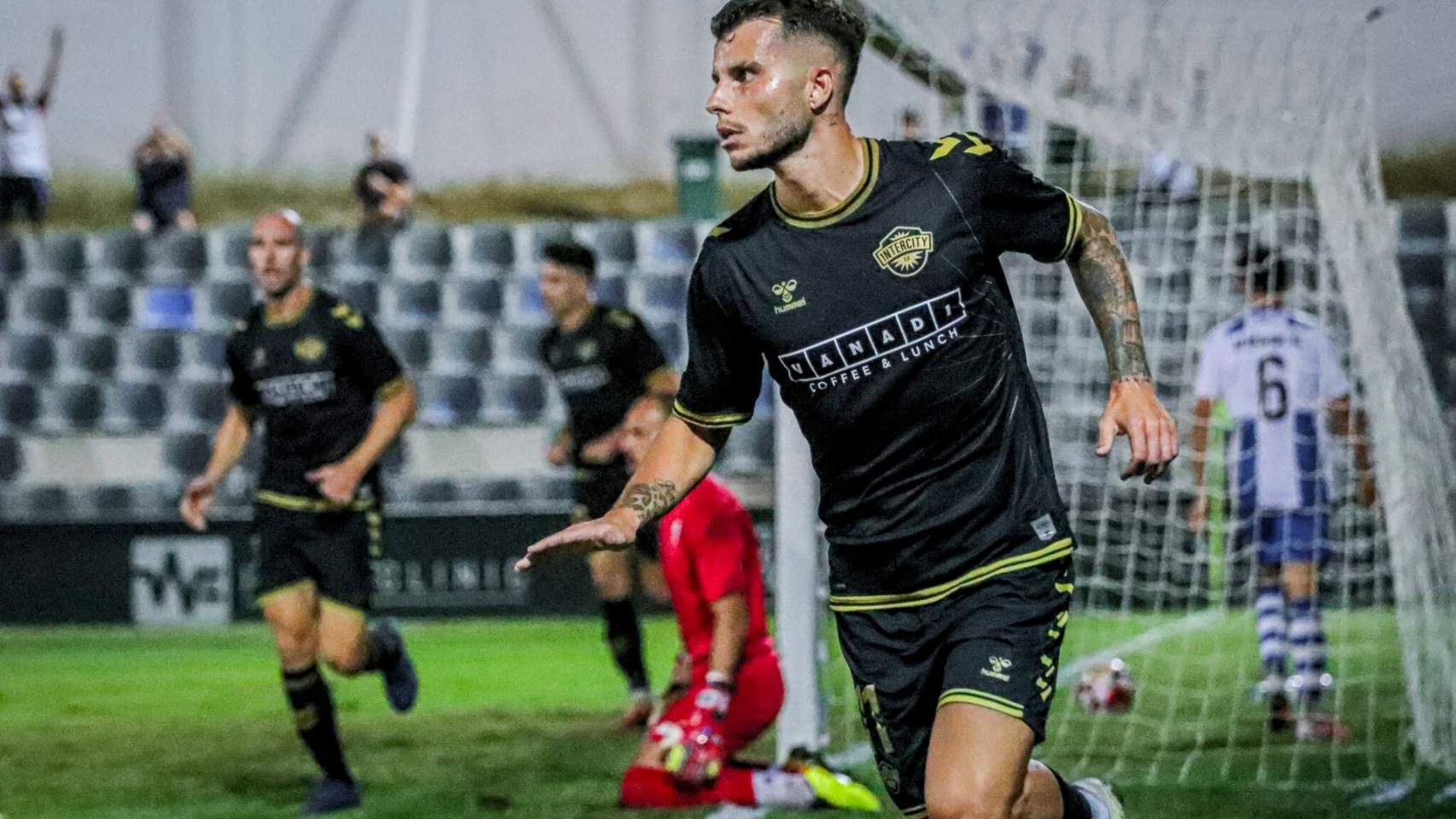 Pol Roige después de marcar el gol / Foto: X del Intercity