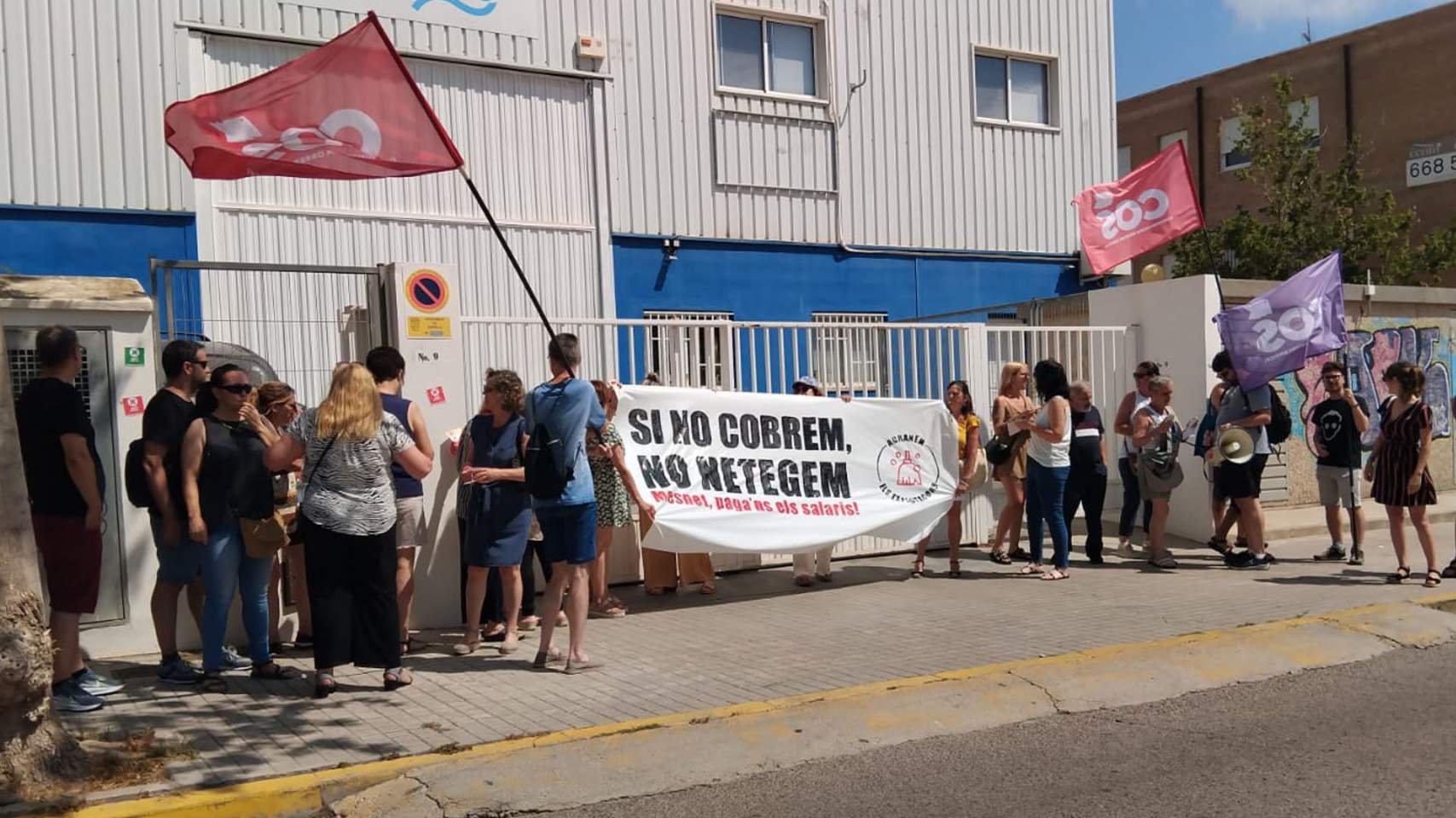 Protestes de les persones que treballen en l'empresa adjudicat&agrave;ria / Foto: Twitter @COS_Horta
