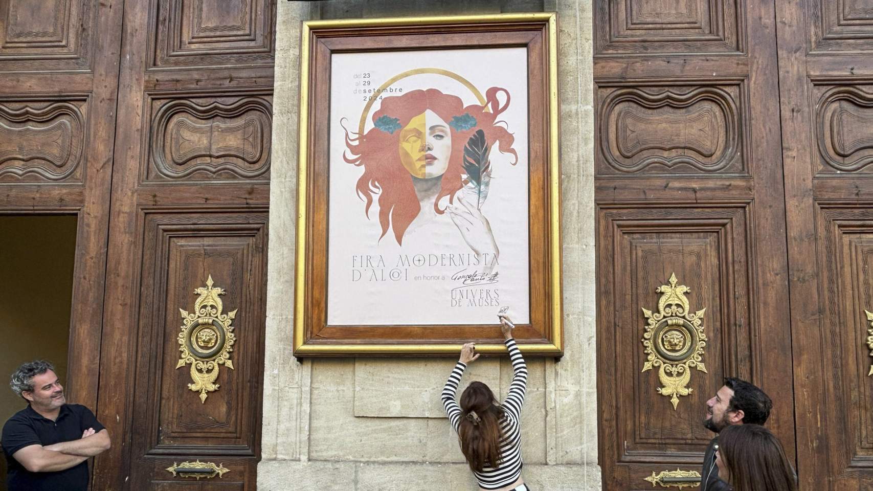 Lola Llopis firmant el seu cartell