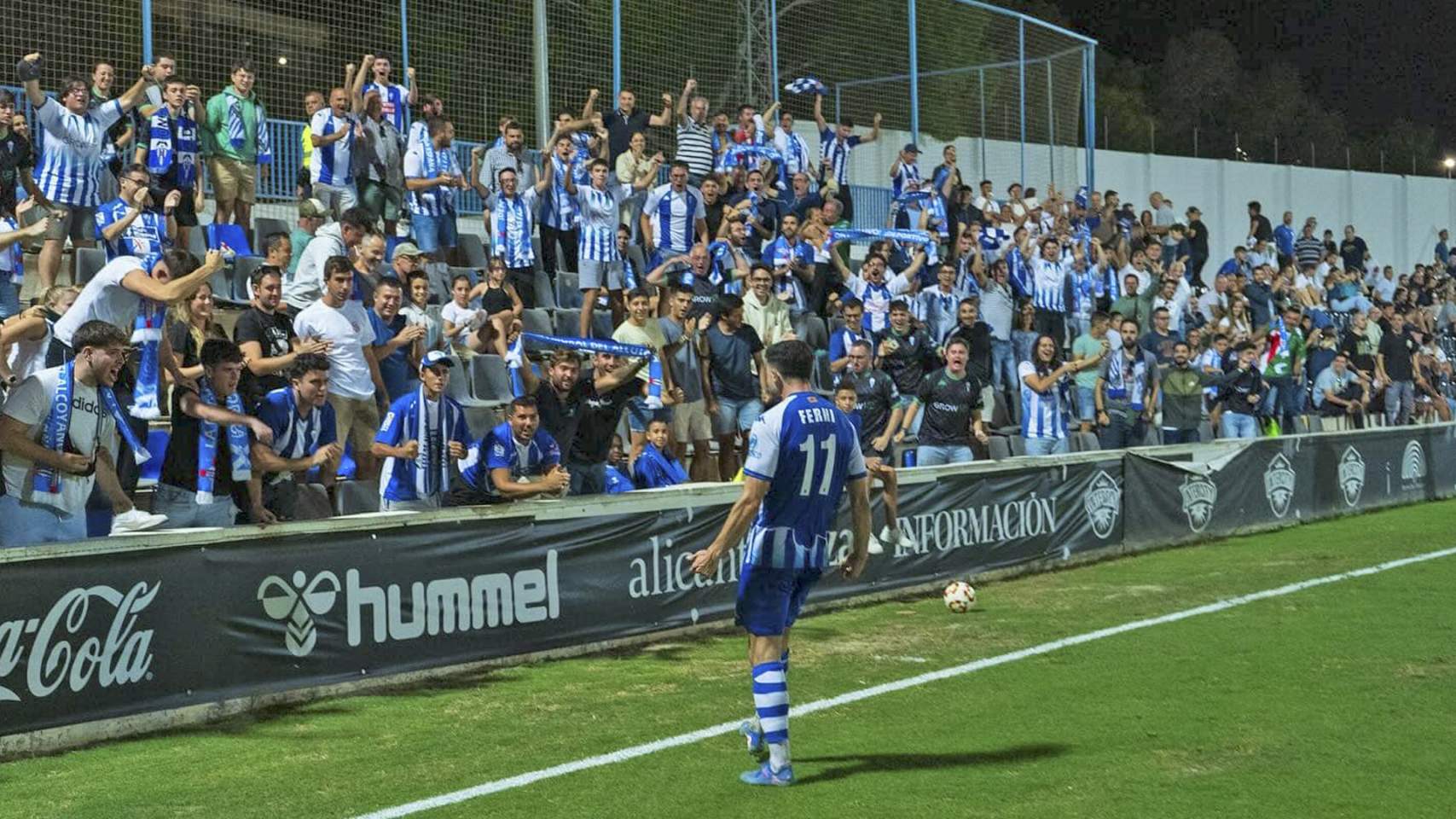 Ferni celebra un gol con la afición en Alicante / Foto: Facebook CDAlcoyano