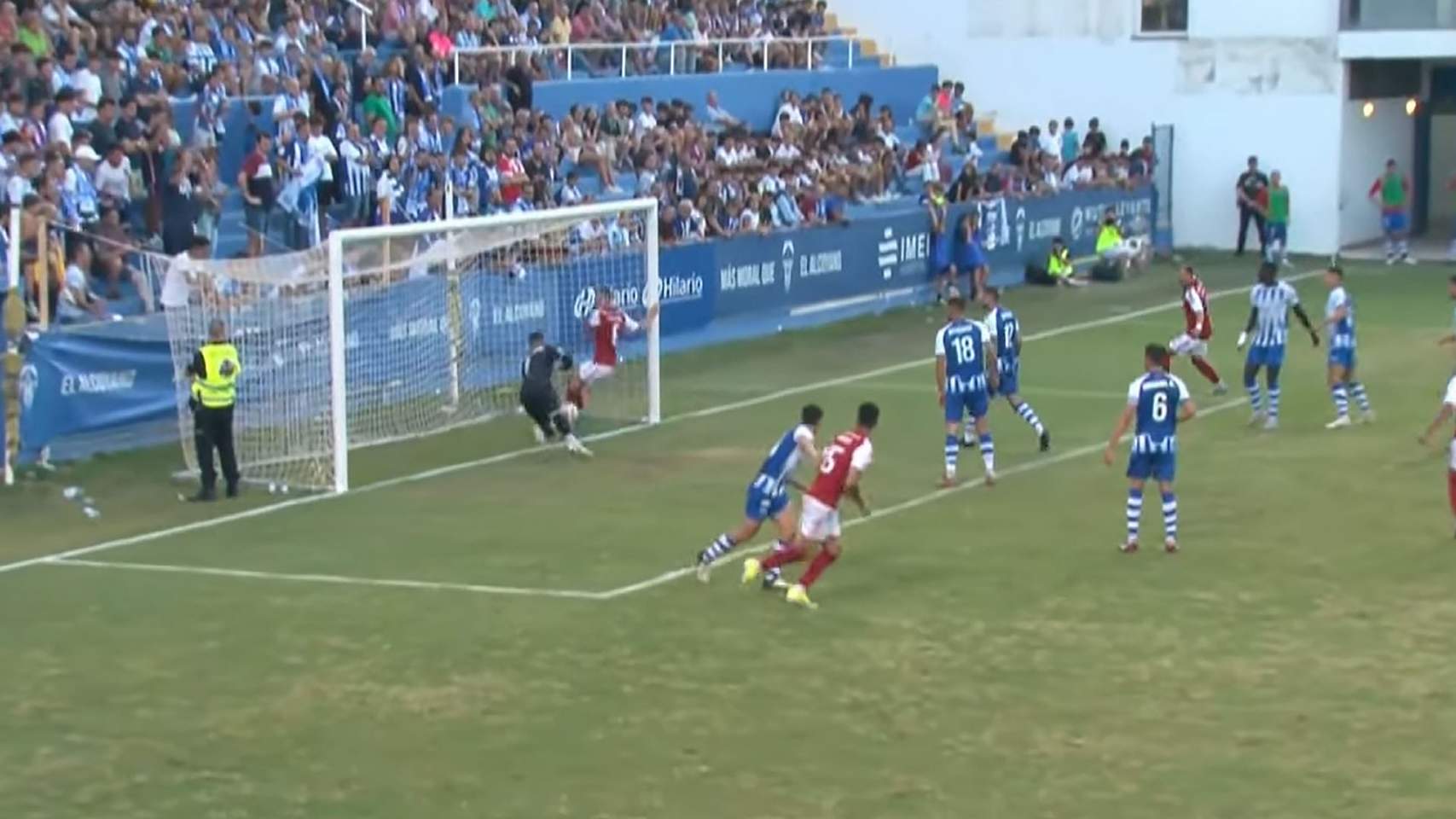 Momento del 0-2 en el que se le escapa el balón a Manu García