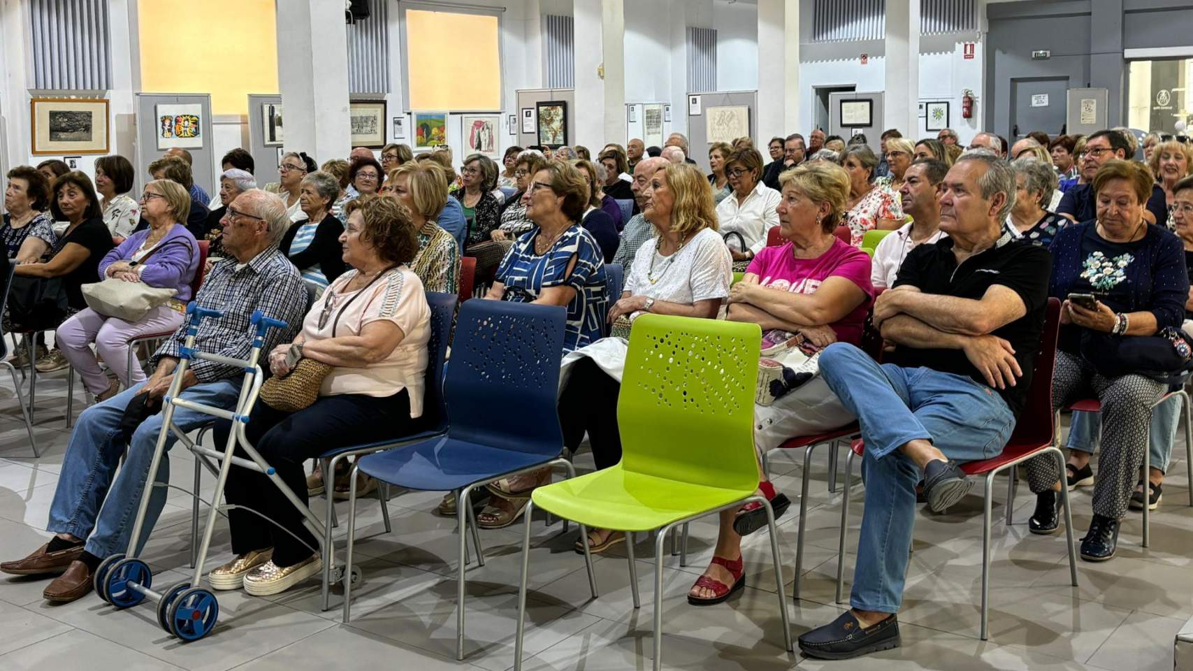 P&uacute;blic assistent a la presentaci&oacute; / Foto AJA