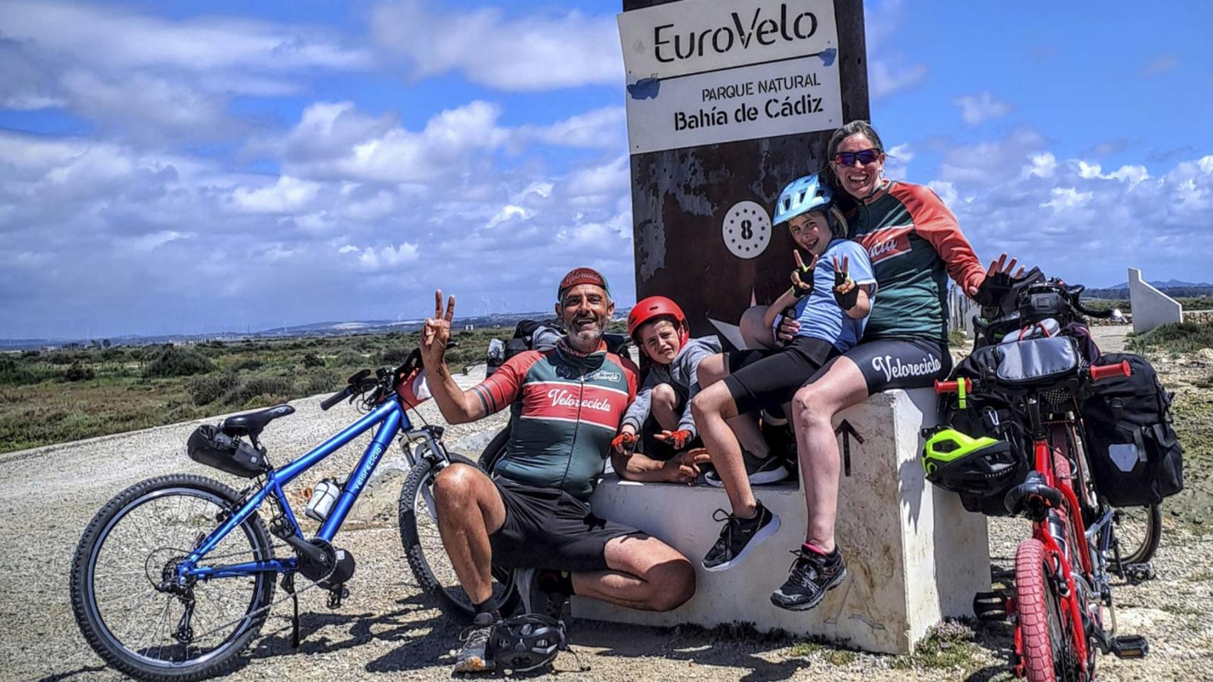 La asociación Velorecicla, con sede en Agres, pedalea por Europa para visibilizar la accesibilidad del cicloturismo