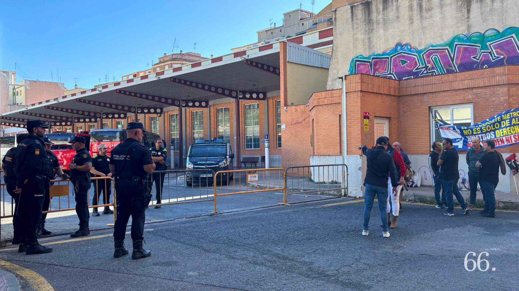 La Policía Nacional y seguridad de la empresa impiden la entrada del Comité a la estación / Foto MRG