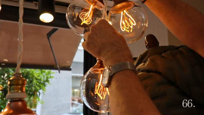 Retoques d'il·luminació en l'aparador de Fernando Cano Ropa Hombre / Foto MRG