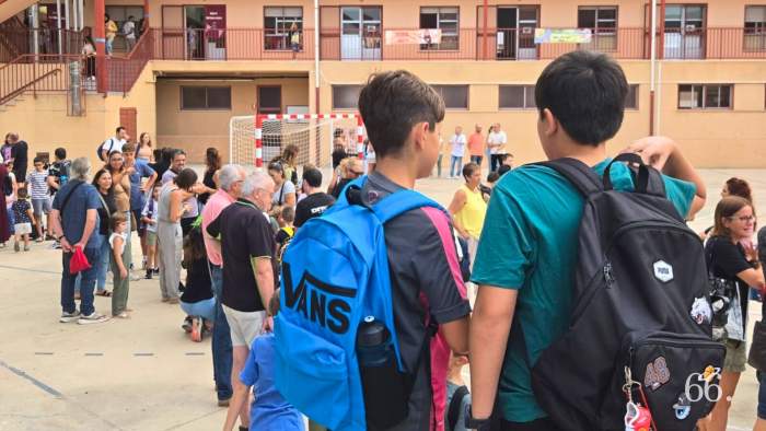 Espera a l'hora d'entrar en el pati d'Arnauda / Foto PRG