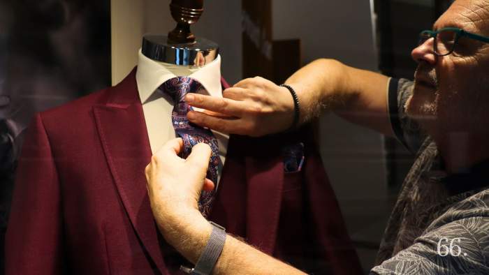Pascual col·loca correctament la corbata en l'aparador de Fernando Cano Ropa Hombre / Foto MRG