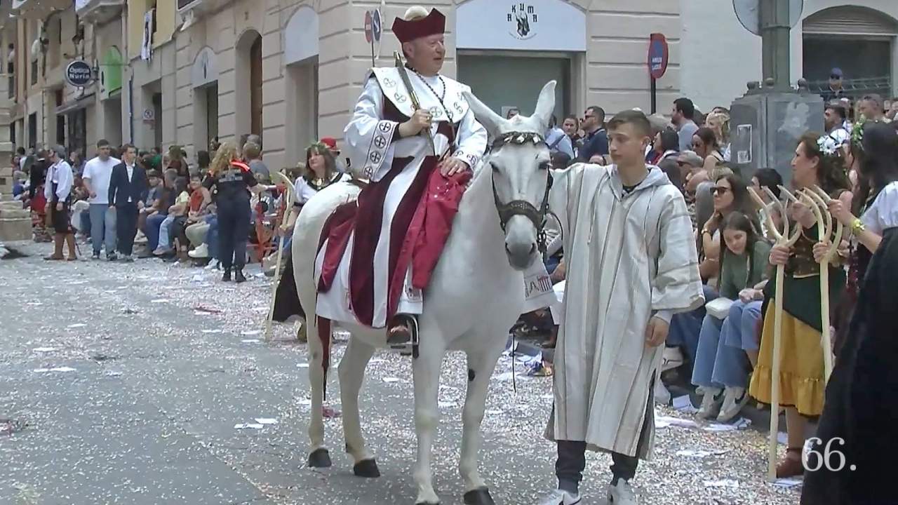 Moss&eacute;n Torregrosa amb la fil&agrave; de l'Alferes Moro de 2025