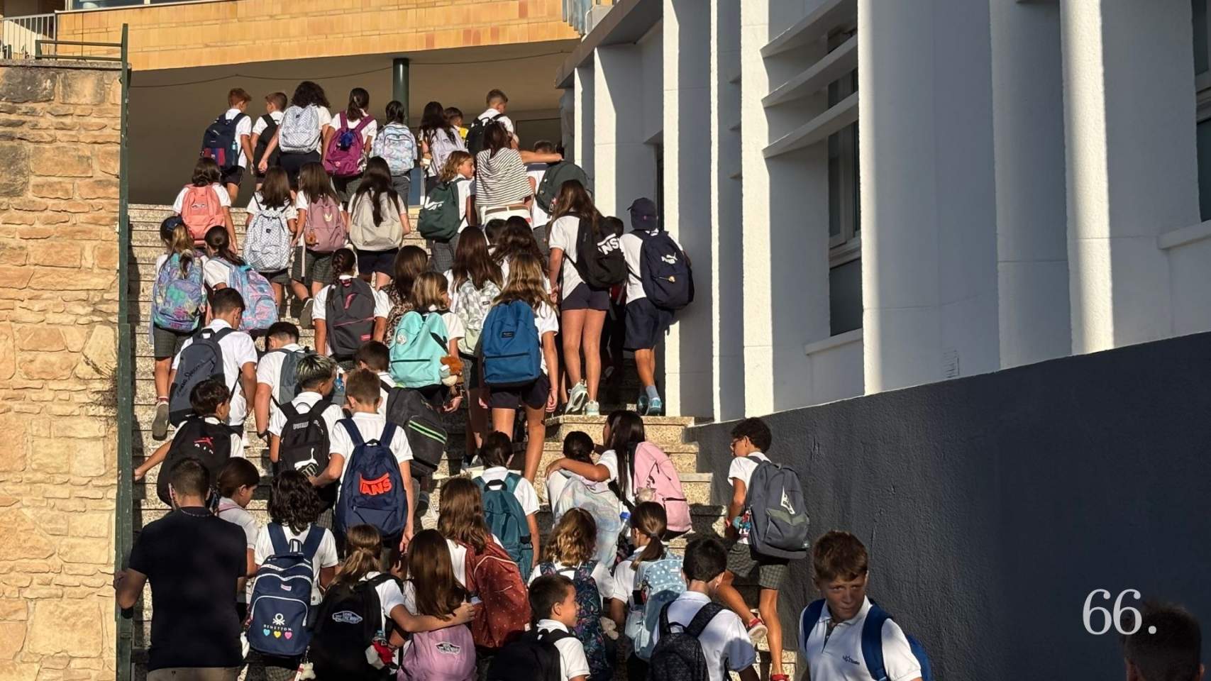 Alumnes de La Salle pujant cap a les clases / AGC