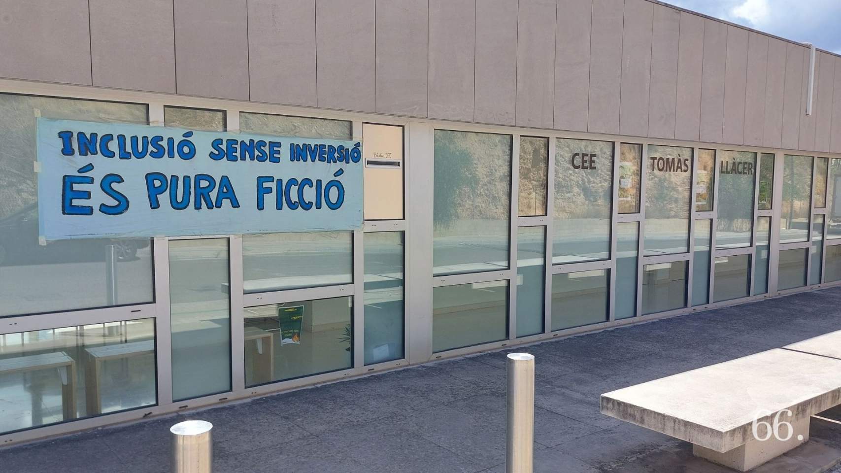 Pancarta reivindicativa en les instal&middot;lacions del Tom&agrave;s Ll&aacute;cer