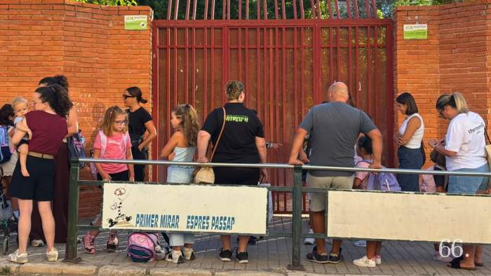 Alumnes i pares del Jos&eacute; Arnauda esperen l&rsquo;obertura de les portes / MRG
