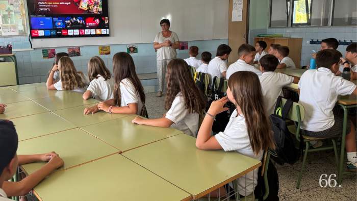 Alumnes de La Salle escolten atentament la professora / AGC