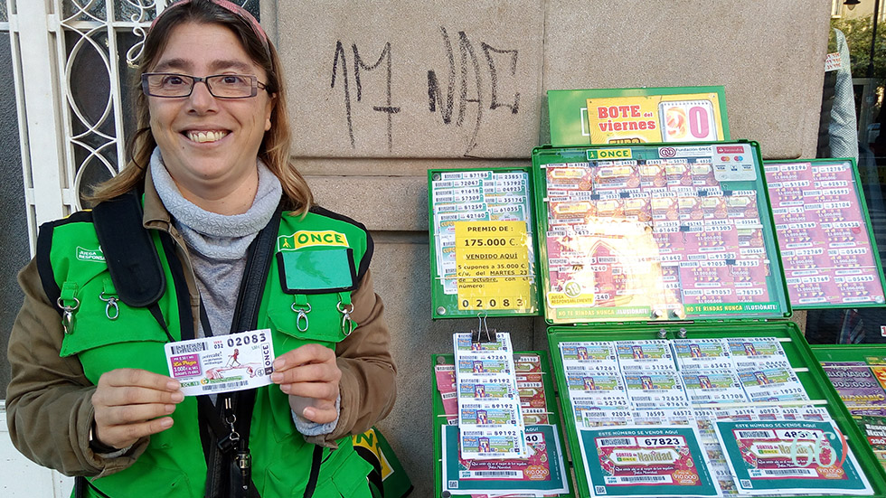 Dulcenombre Tovar con el número premiado