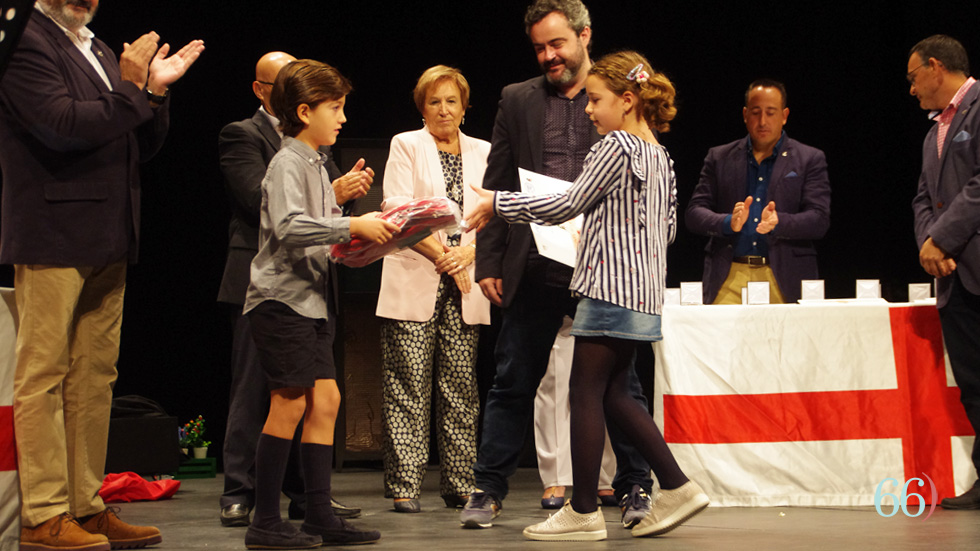 El Sant Jordiet Álvaro Santacreu ha entregat un obsequi als guanyadors