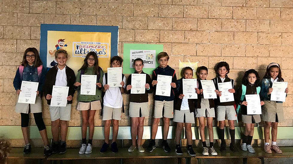 Alumnes de Salesians amb els seus diplomes Cambridge