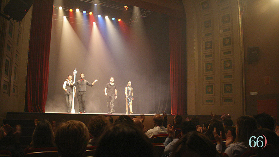 El públic aplaudeix després de l'espectacle