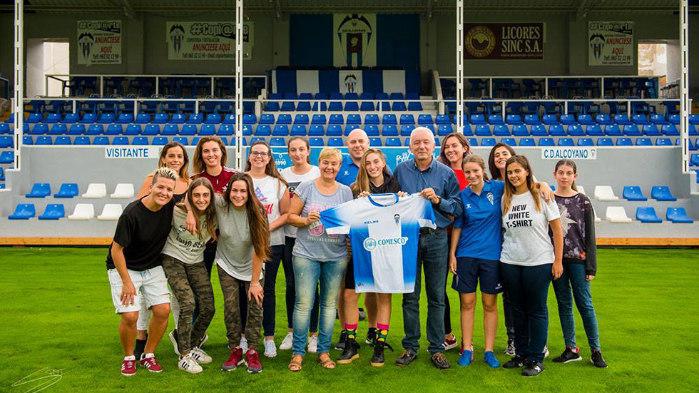 Paqui y Cristóbal Yepes con las jugadoras del Alcoyano femenino. Foto: facebook CD Alcoyano