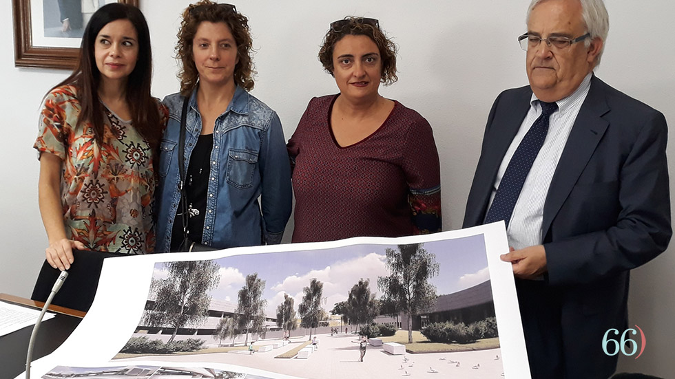 El subdirector d'Infraestructures mostra el projecte / Foto A. Muro